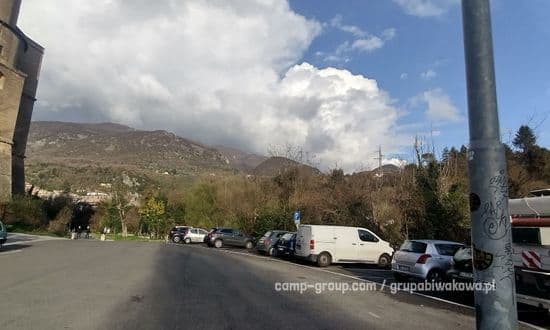 Parking nad potokiem