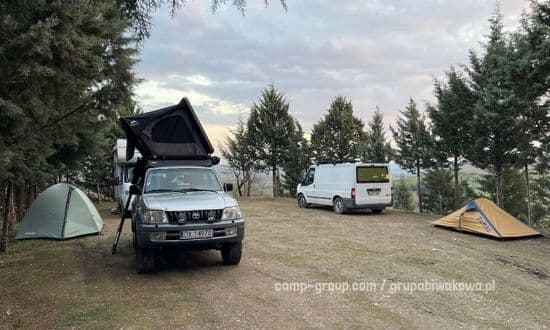 Gorno Konjari przy kościele