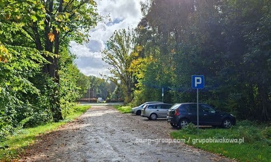 Parking w miejscowości Bydlino obok drogi Słupsk - Ustka