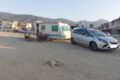 Duży parking przy plaży Güzelçamlı